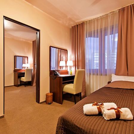Wiatraczna Hotel Varsó Kültér fotó